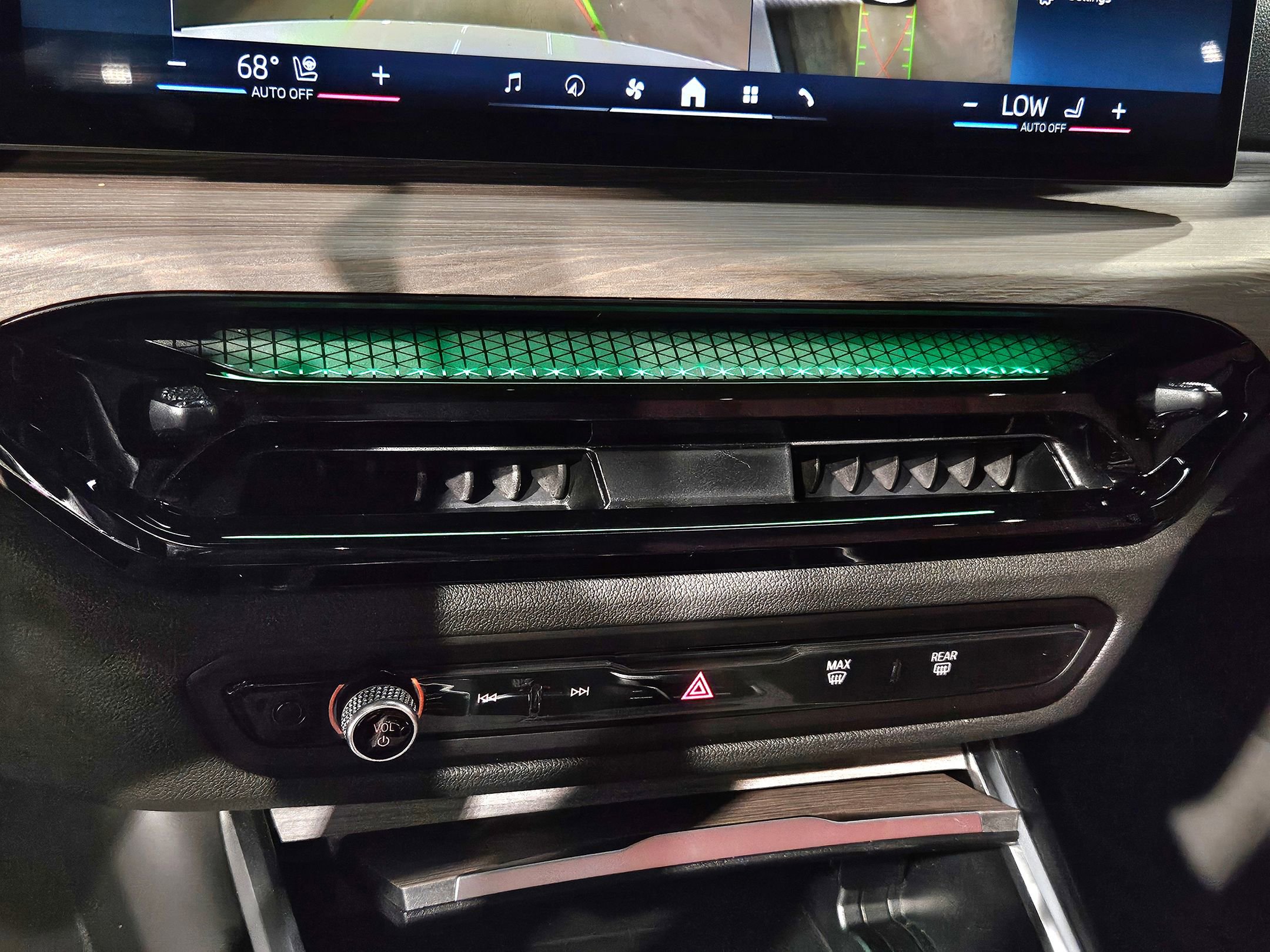 Used 2025 BMW 330i Sedan w/ Premium Package image 33