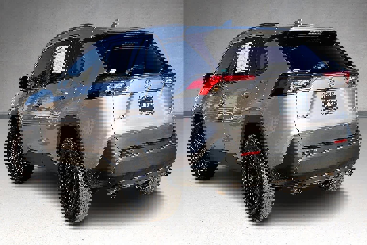 Used 2021 Toyota RAV4 XLE Premium w/ Carpet Mat Package (TMS) image 4