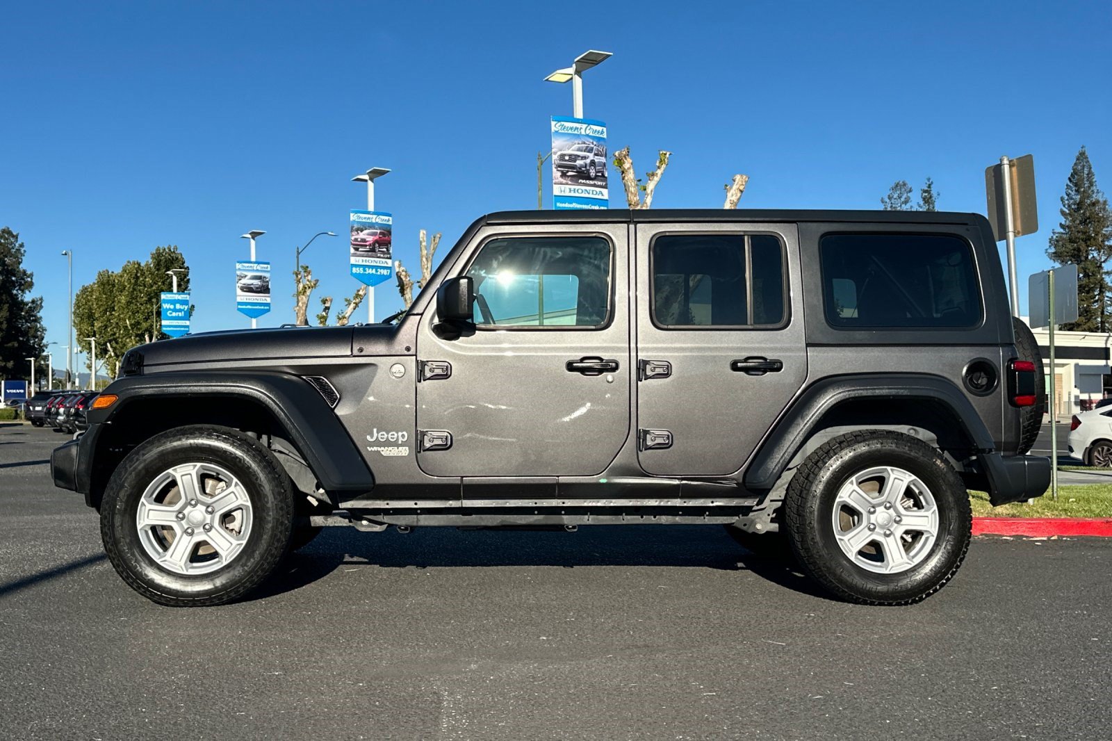Used 2018 Jeep Wrangler Unlimited Sport S AWD/4WD image 2