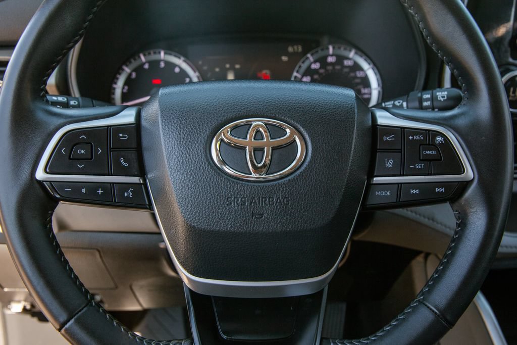 Used 2023 Toyota Highlander LE FWD image 16