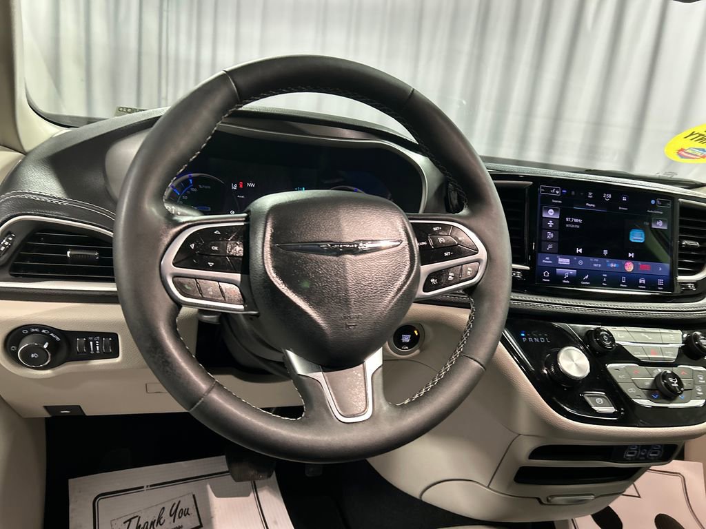 Used 2024 Chrysler Pacifica Select image 15