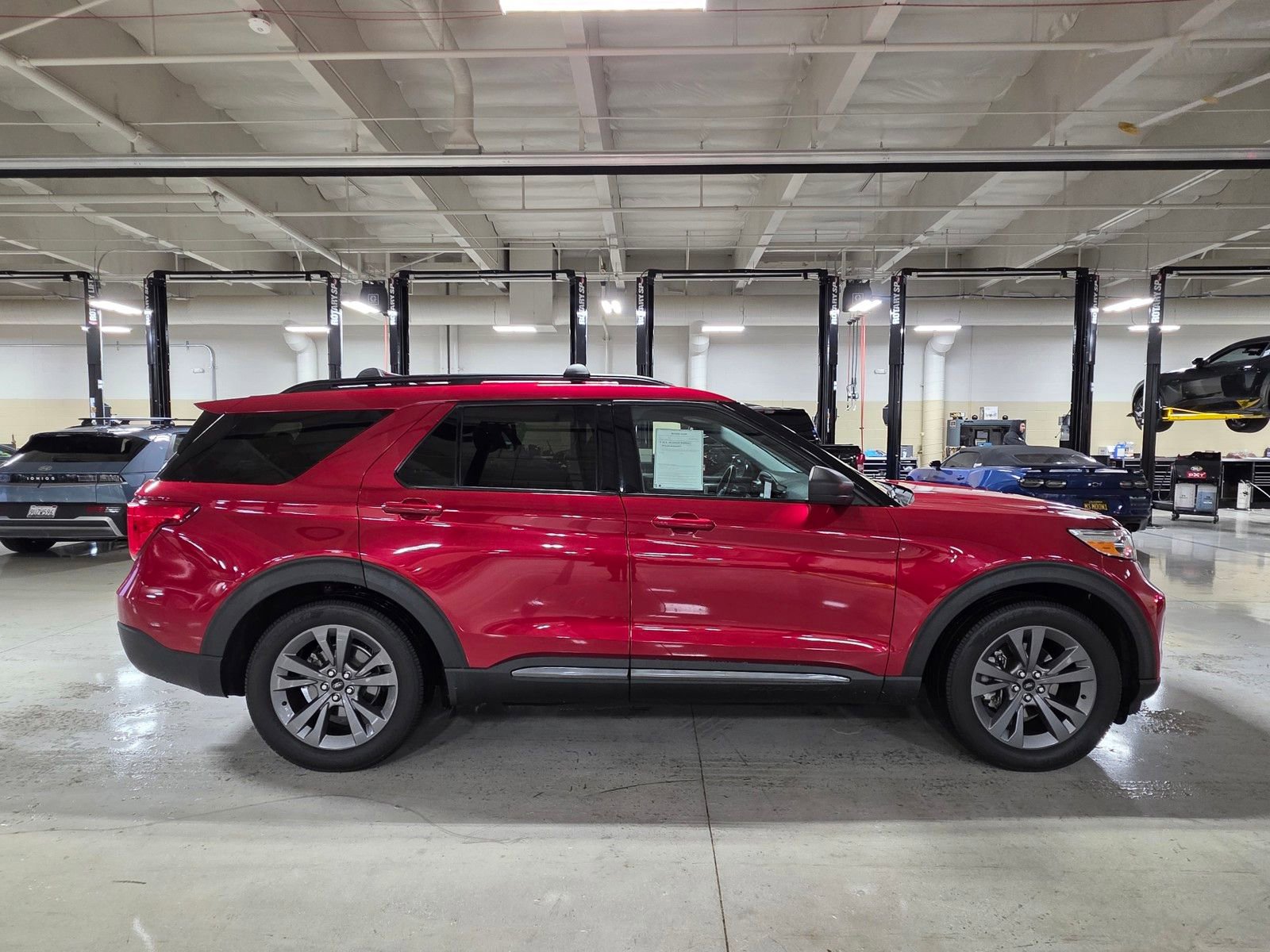 Used 2021 Ford Explorer XLT w/ Equipment Group 202A image 8