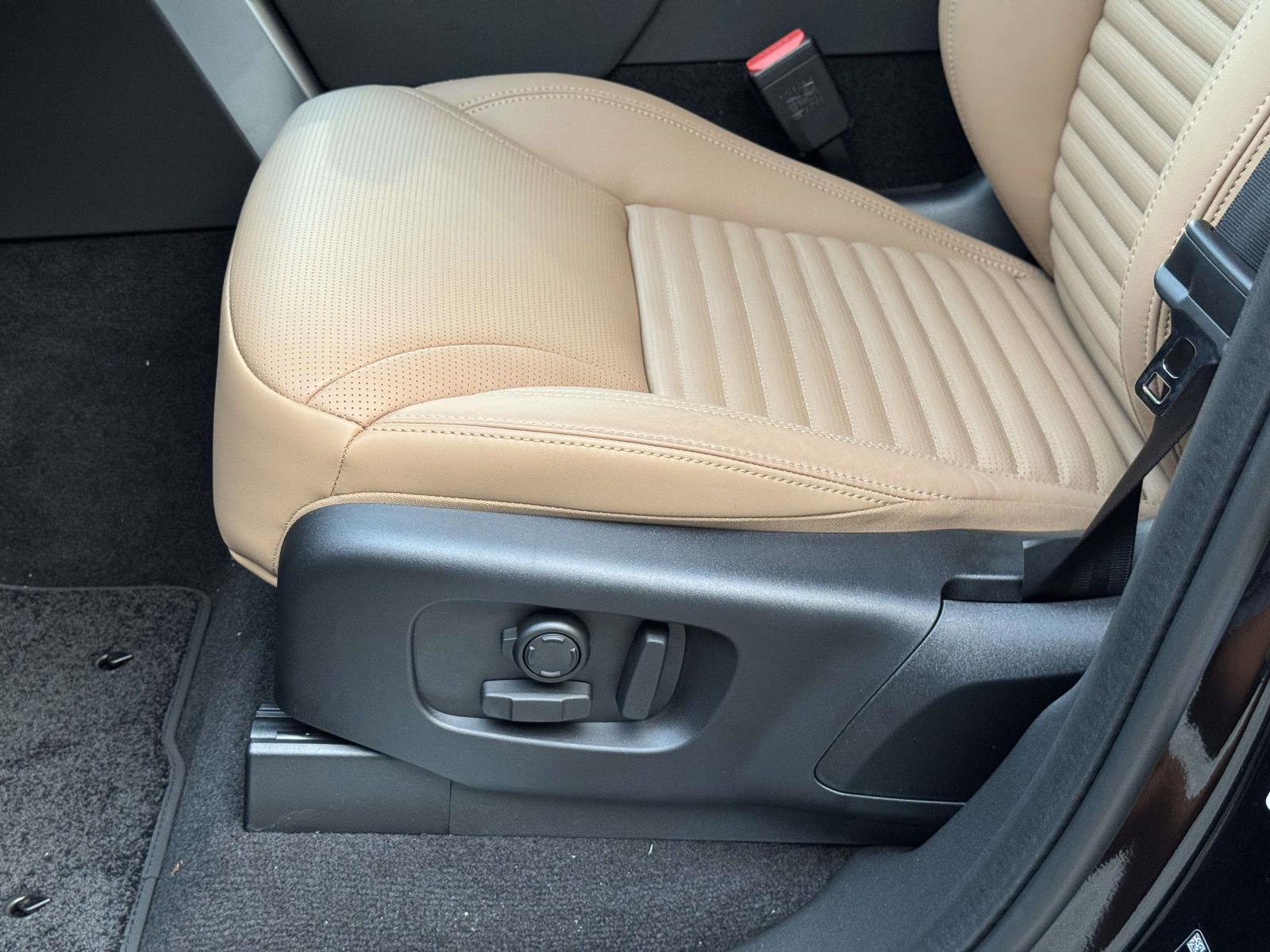 New 2026 Land Rover Discovery Limited Edition AWD/4WD image 21