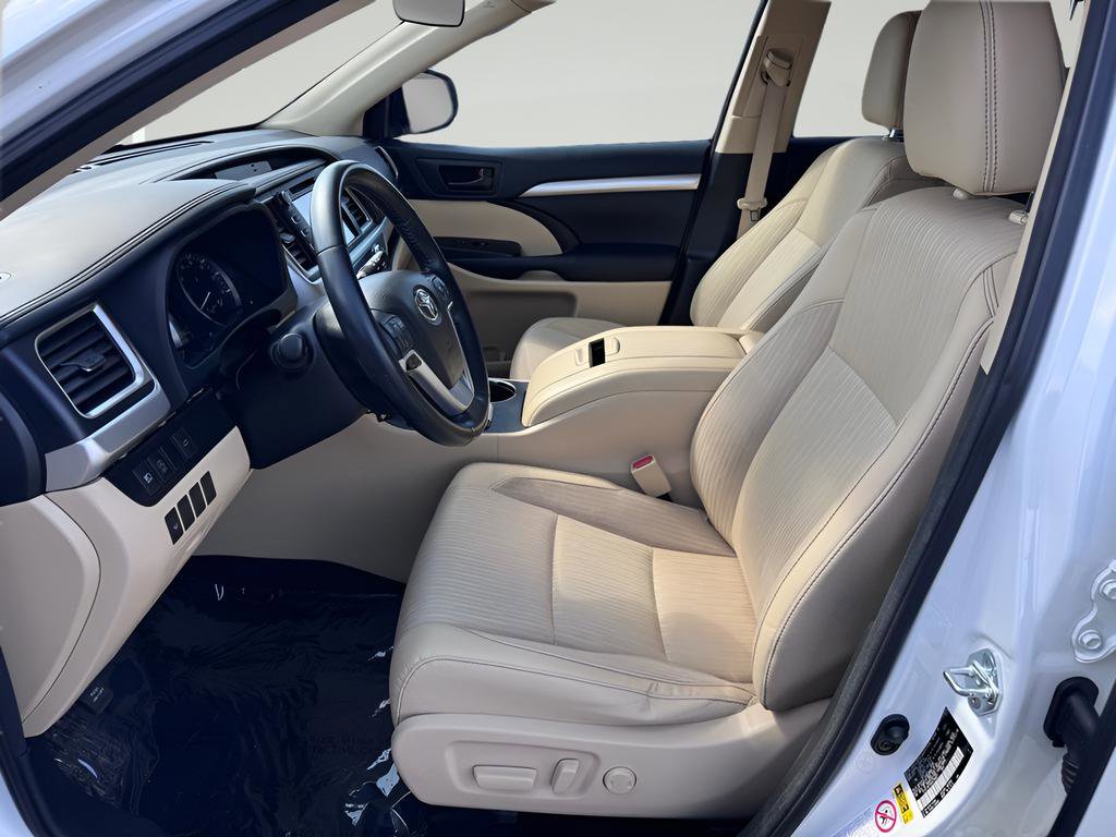 Used 2017 Toyota Highlander Plus FWD image 10