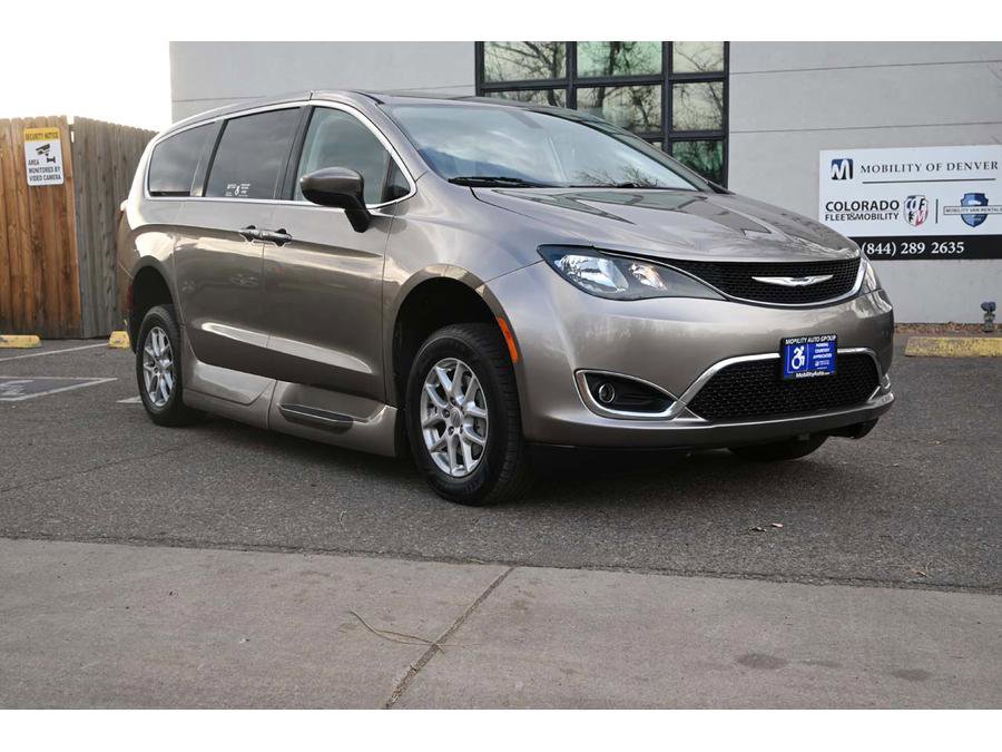 Used 2017 Chrysler Pacifica Touring FWD image 3