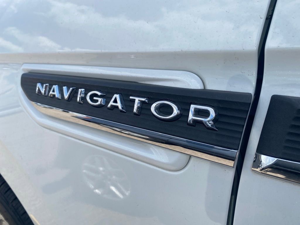 Used 2024 Lincoln Navigator Premiere AWD/4WD image 18