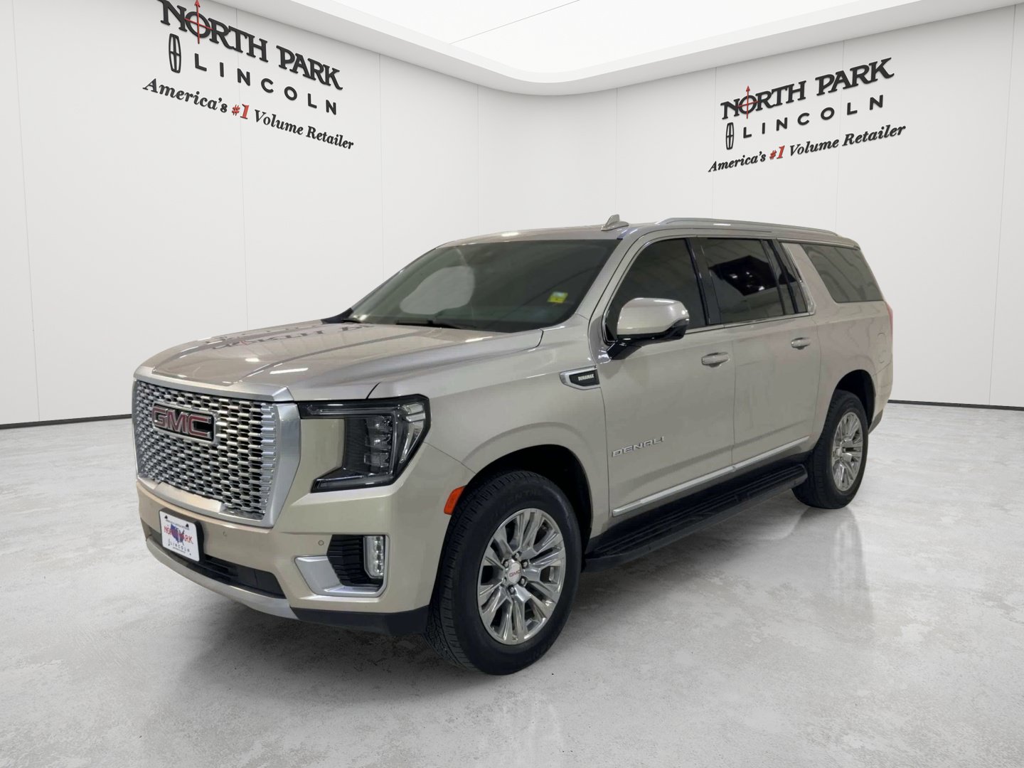 Used 2023 GMC Yukon XL Denali AWD/4WD image 5