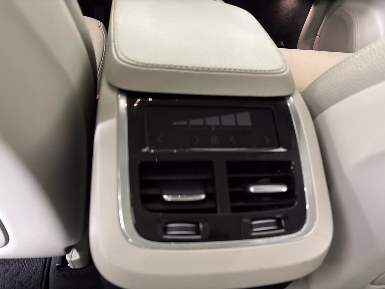 Used 2020 Volvo XC90 T6 Momentum AWD/4WD image 24