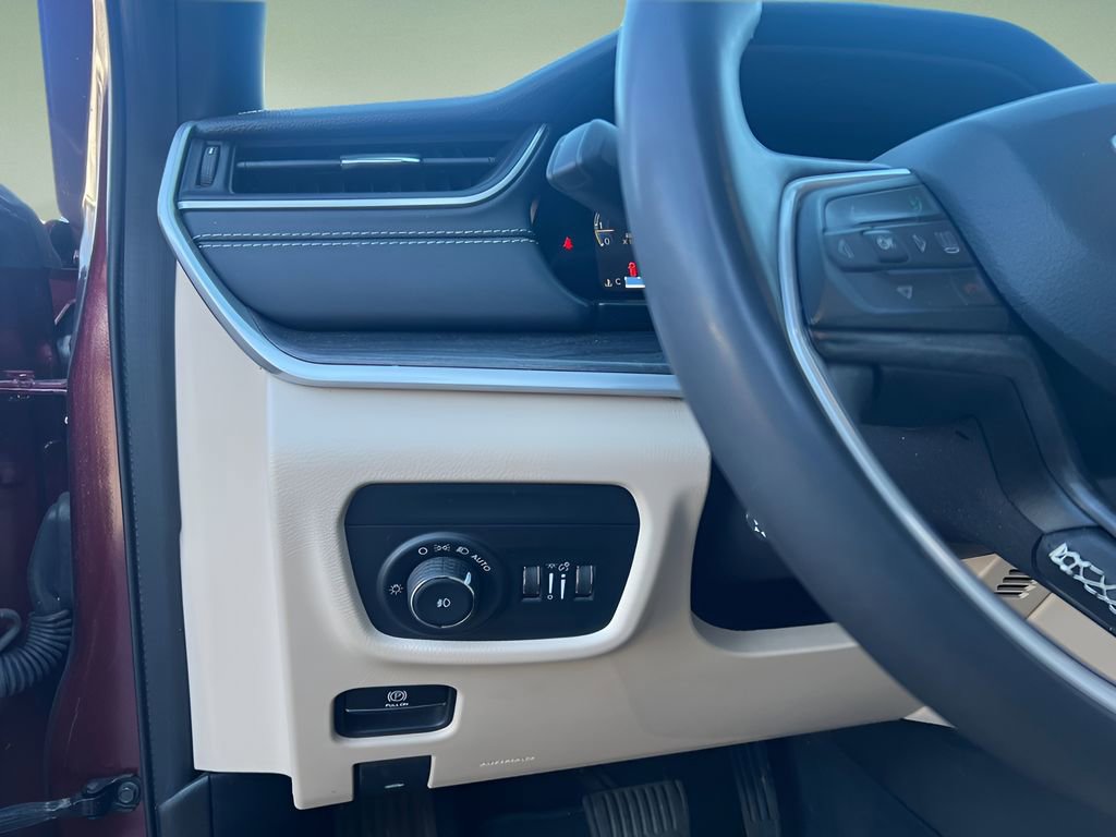 Used 2023 Jeep Grand Cherokee Limited w/ Luxury Tech Group II image 13