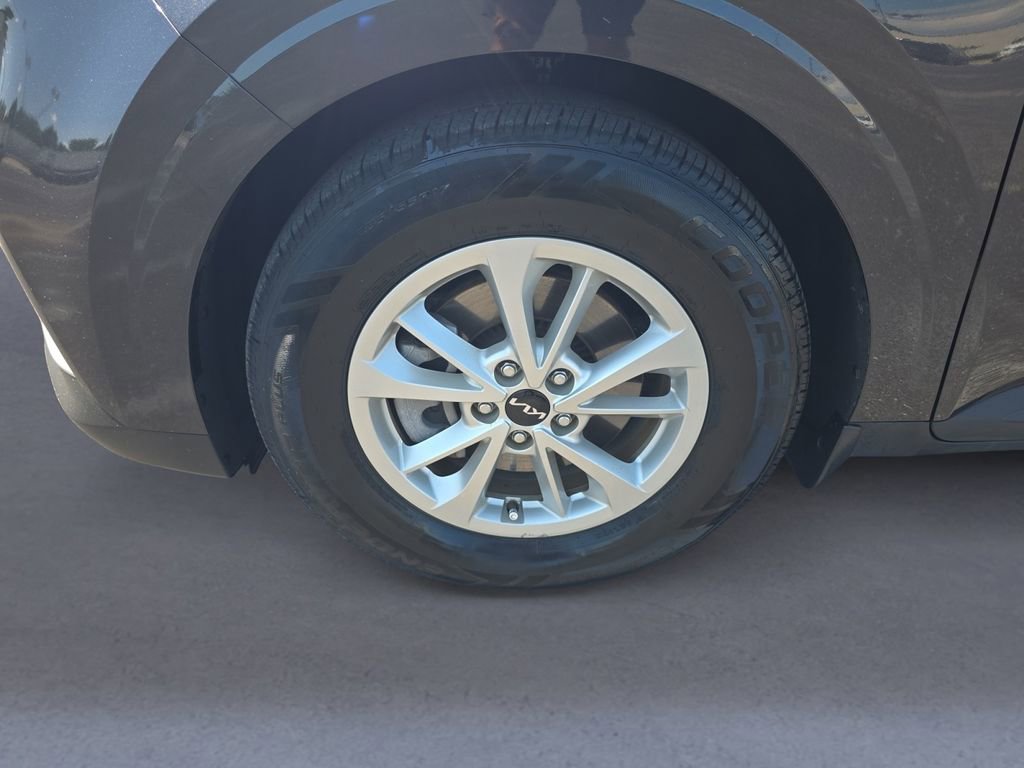 Used 2023 Kia Carnival LX FWD image 10