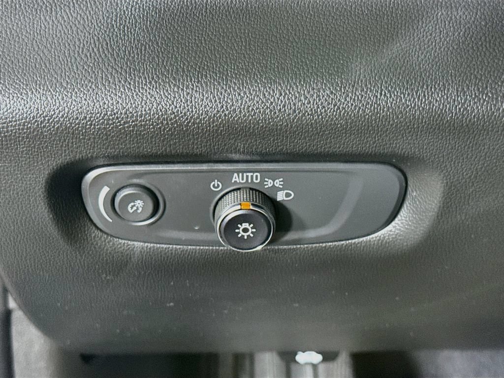 Used 2023 Chevrolet Traverse LT FWD image 18