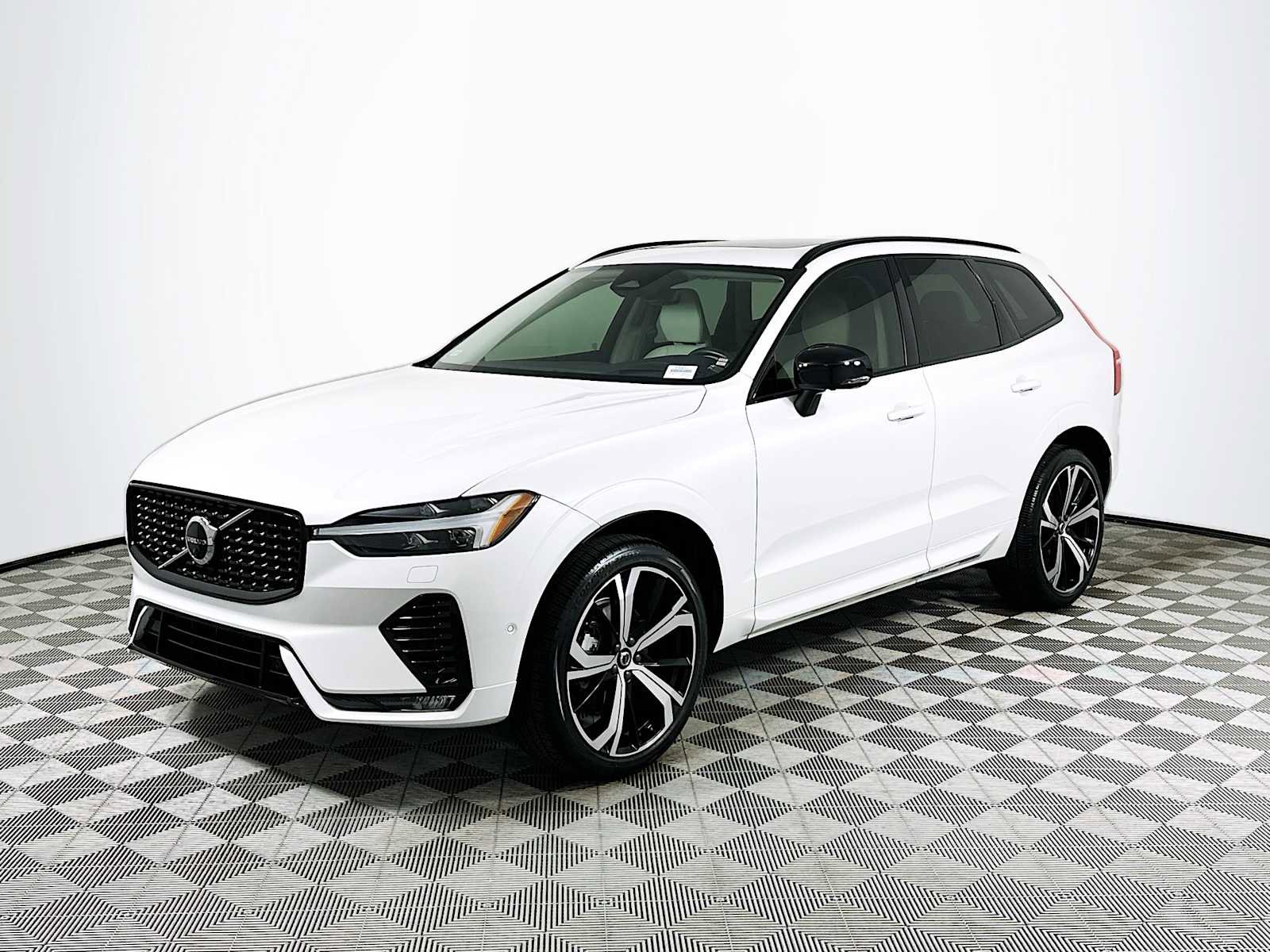 Used 2023 Volvo XC60 B5 Ultimate w/ Climate Package FWD image 3