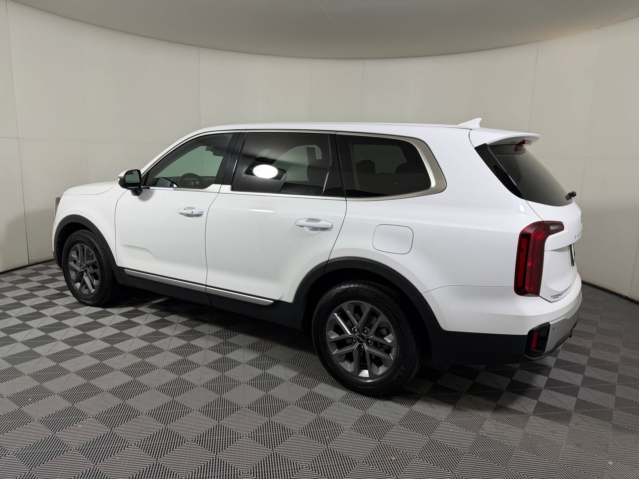 Used 2024 Kia Telluride LX image 2