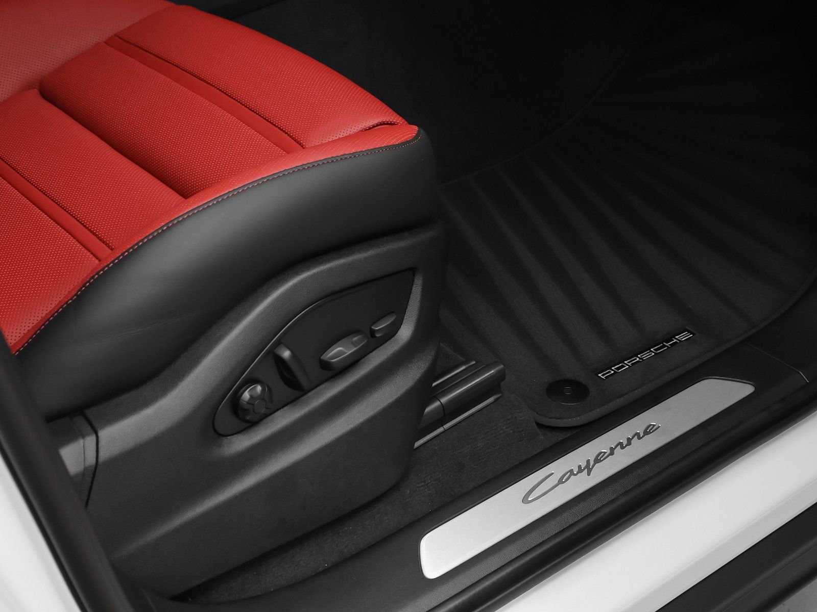 Certified 2025 Porsche Cayenne Coupe AWD/4WD image 18