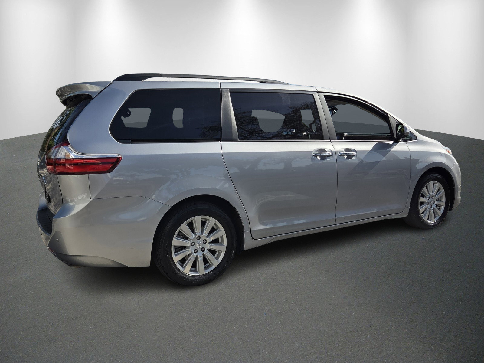 Used 2017 Toyota Sienna Limited image 7