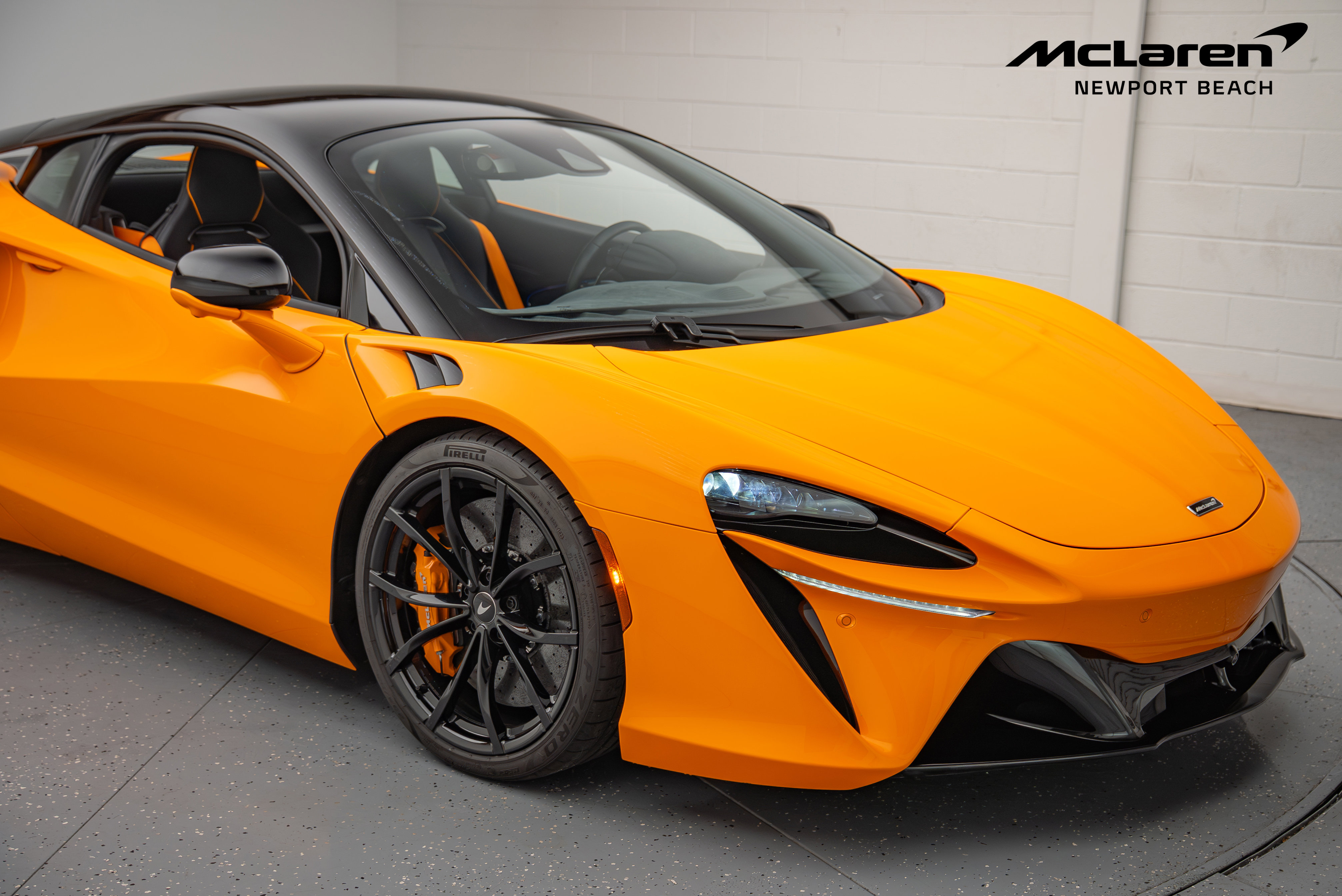 Used 2023 McLaren Artura image 2