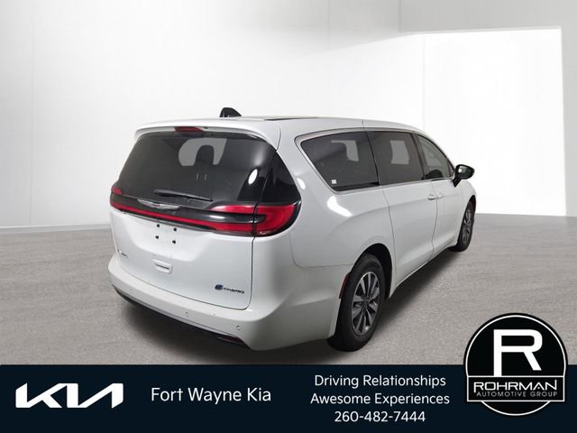 Used 2024 Chrysler Pacifica Select image 6