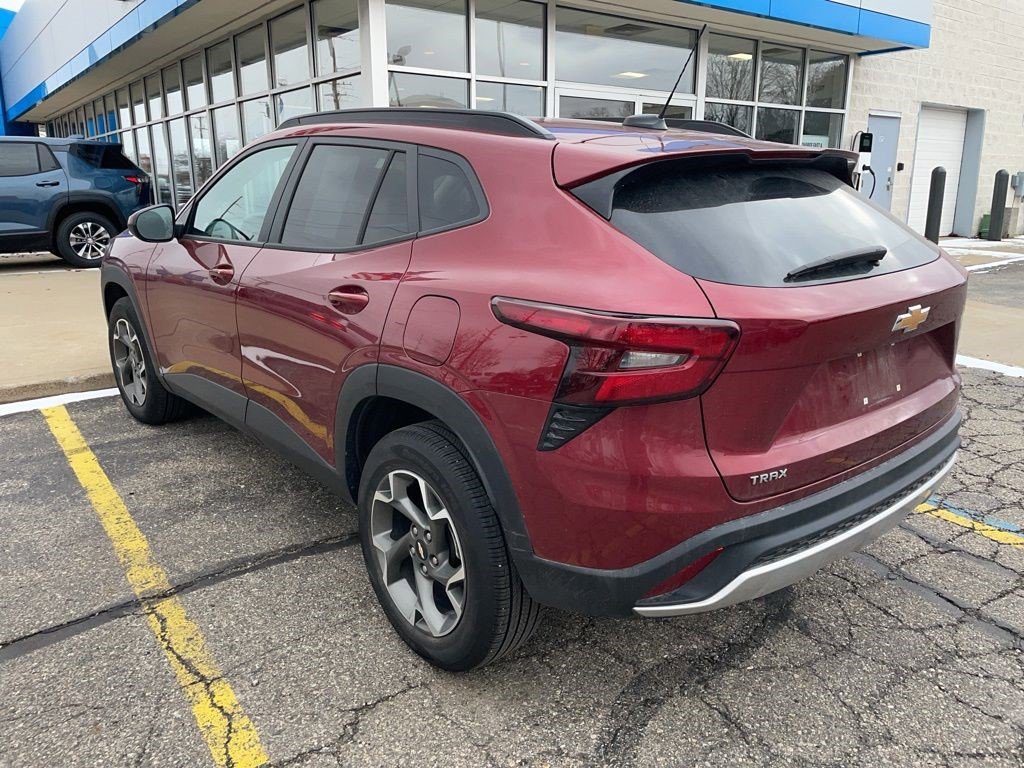 Certified 2024 Chevrolet Trax LT w/ Driver Confidence Package image 3