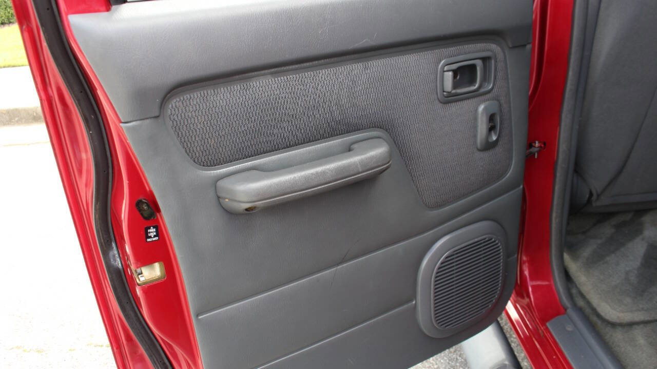 Used 2003 Nissan Frontier XE image 29