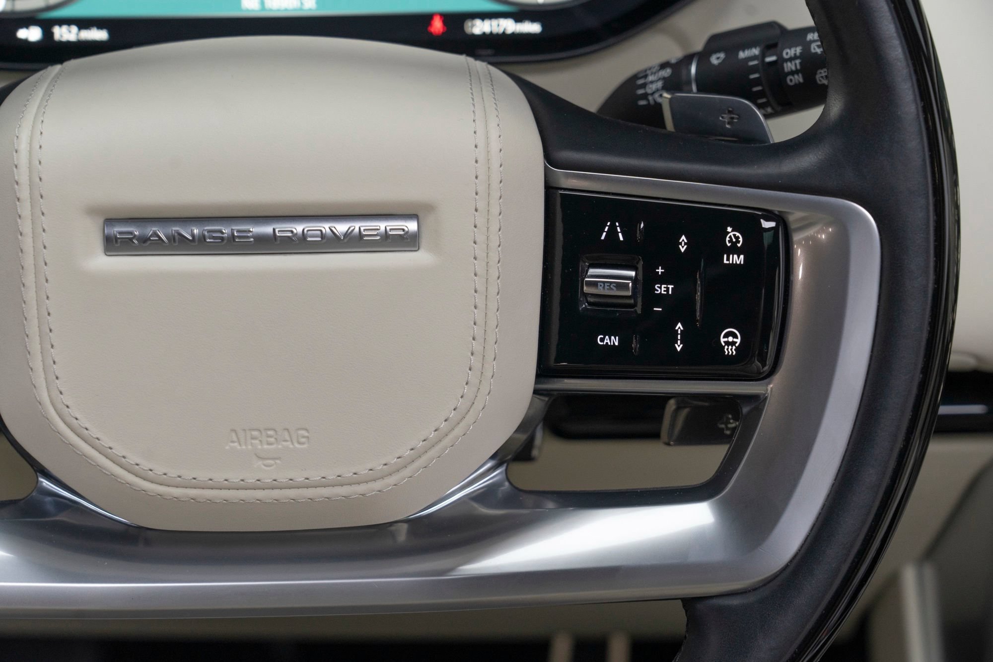 Used 2025 Land Rover Range Rover SE AWD/4WD image 23