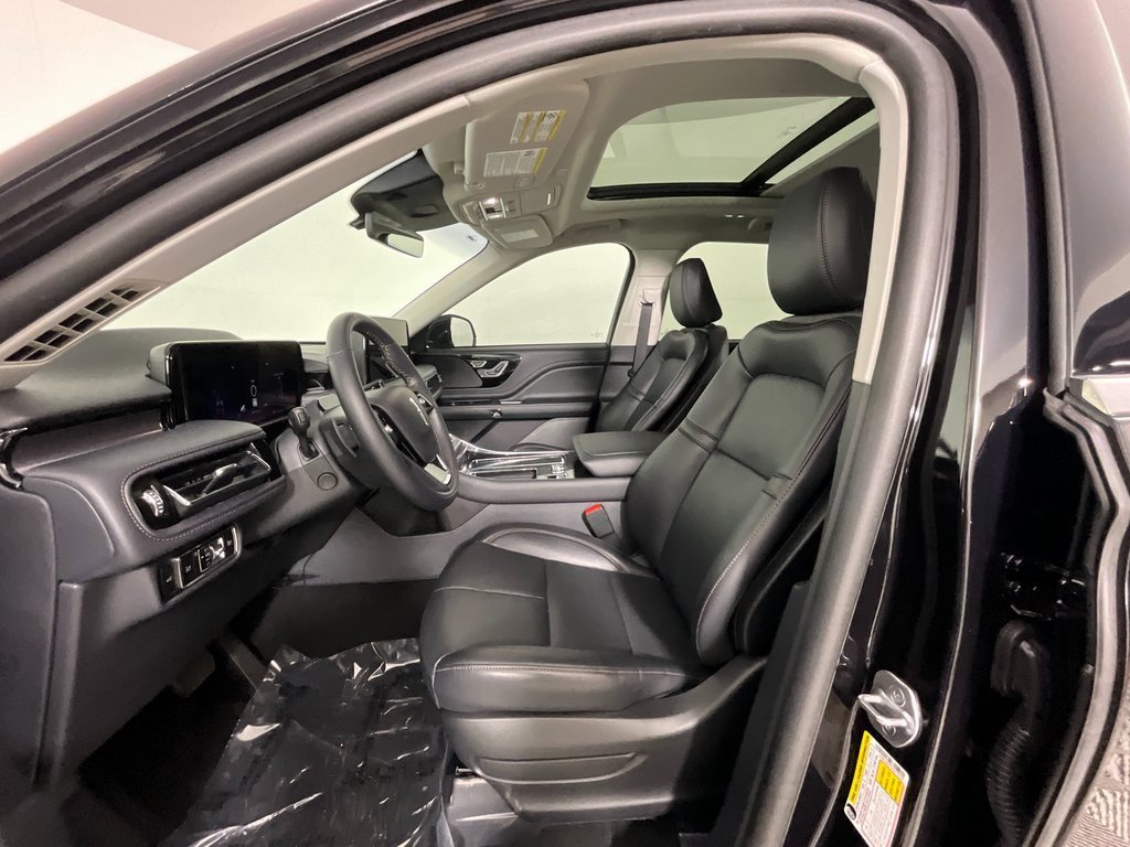 Used 2025 Lincoln Aviator AWD image 16