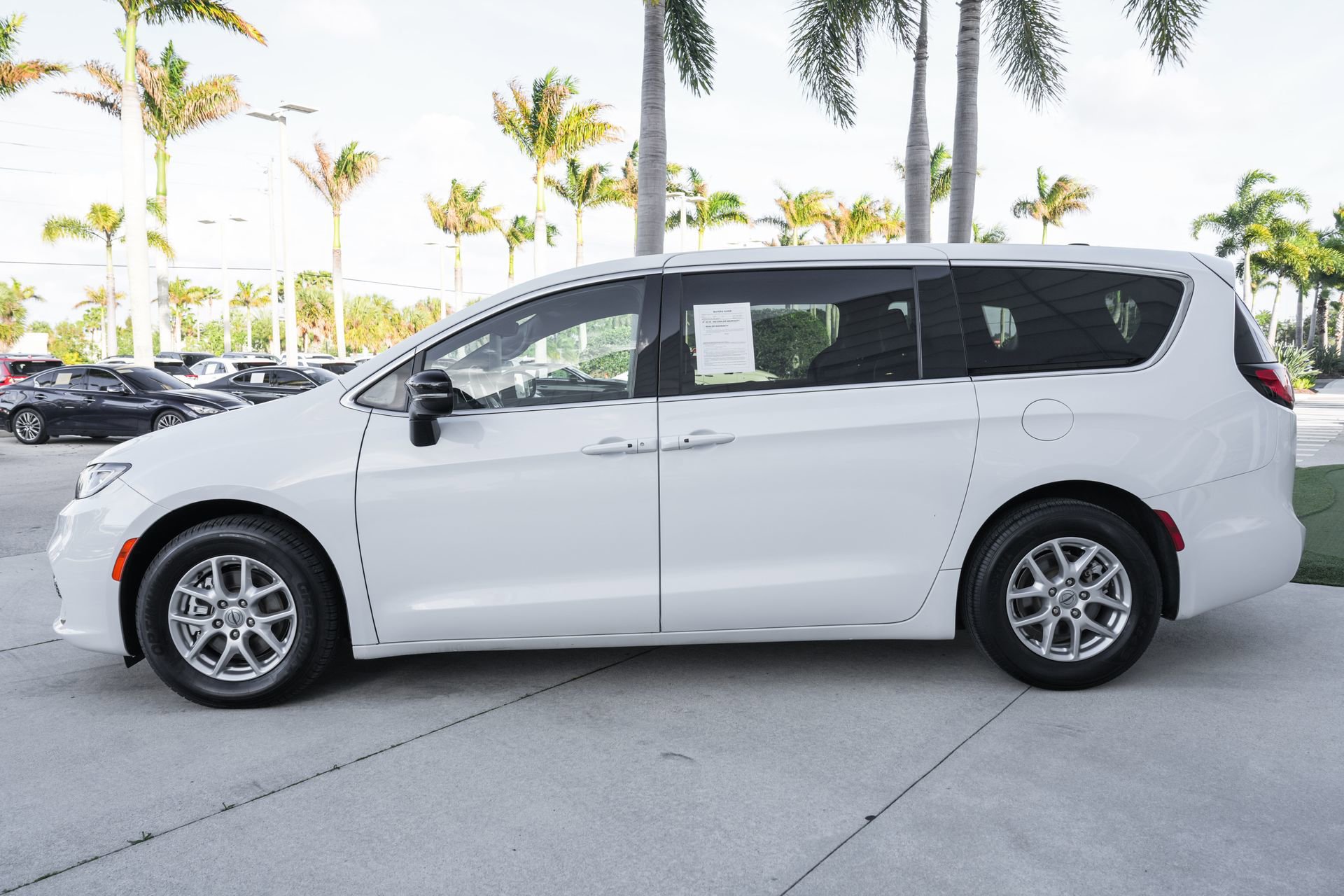 Used 2024 Chrysler Pacifica Touring image 20