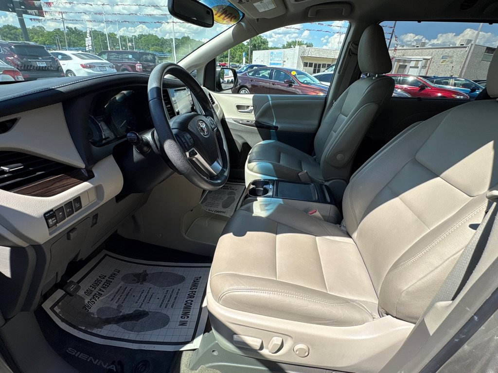 Used 2017 Toyota Sienna XLE w/ XLE Navigation Package FWD image 9