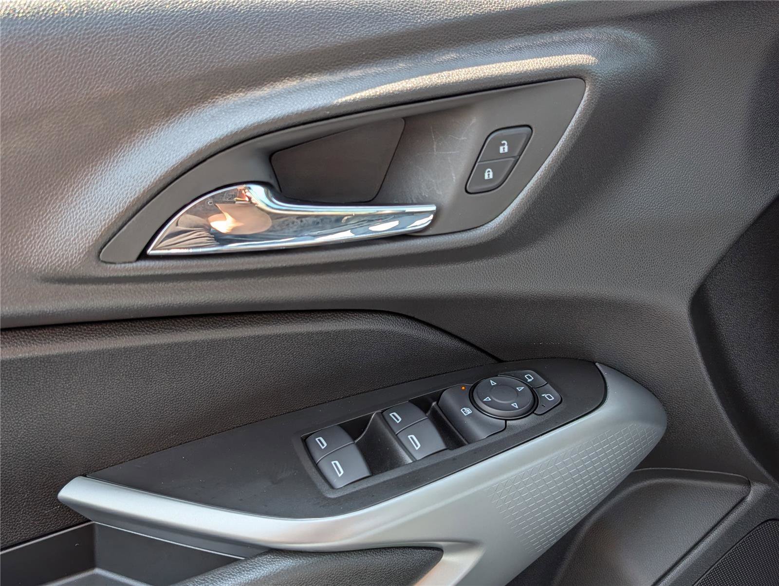 Used 2025 Chevrolet Trax LS image 16