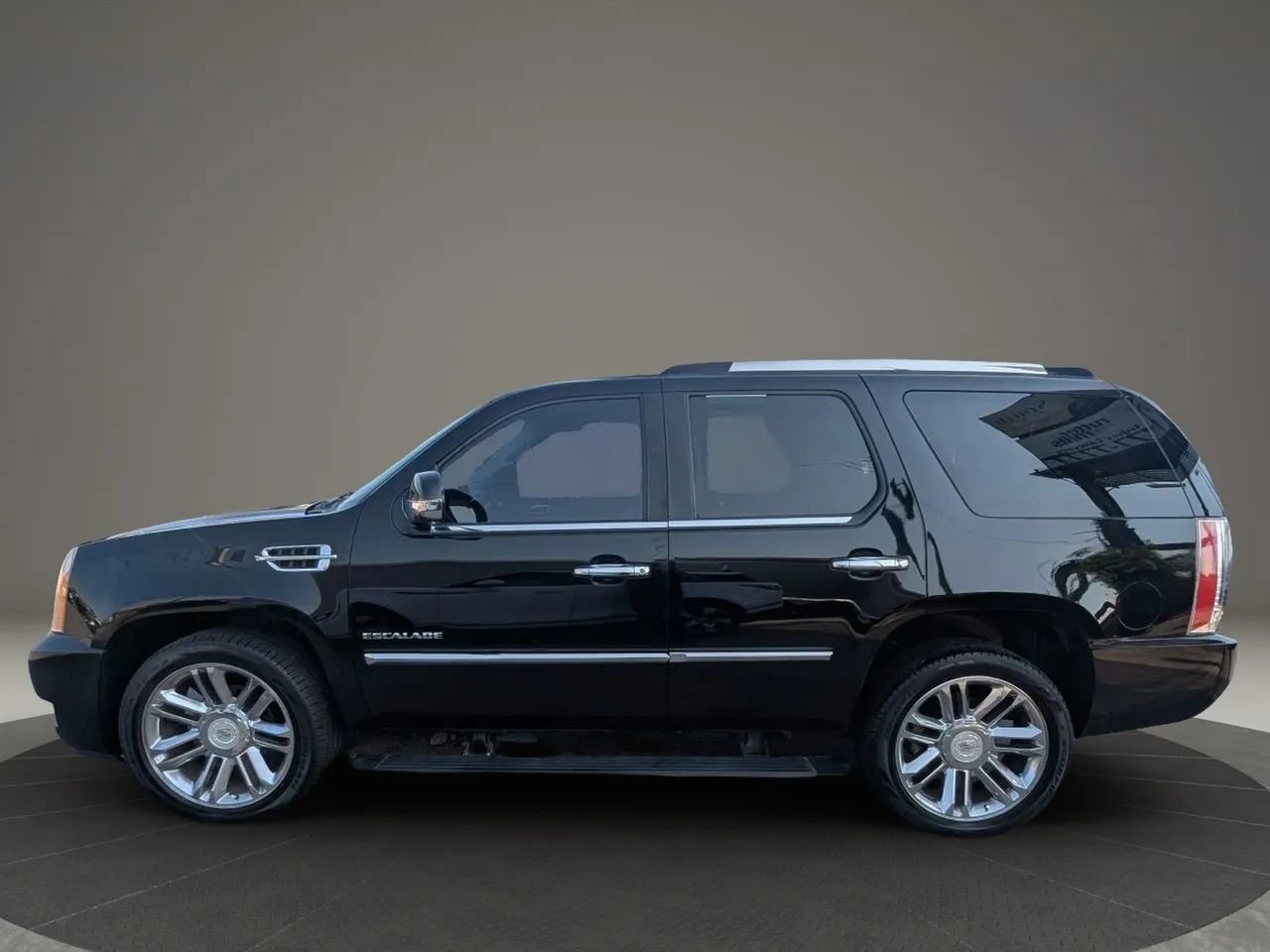 Used 2011 Cadillac Escalade Platinum image 2