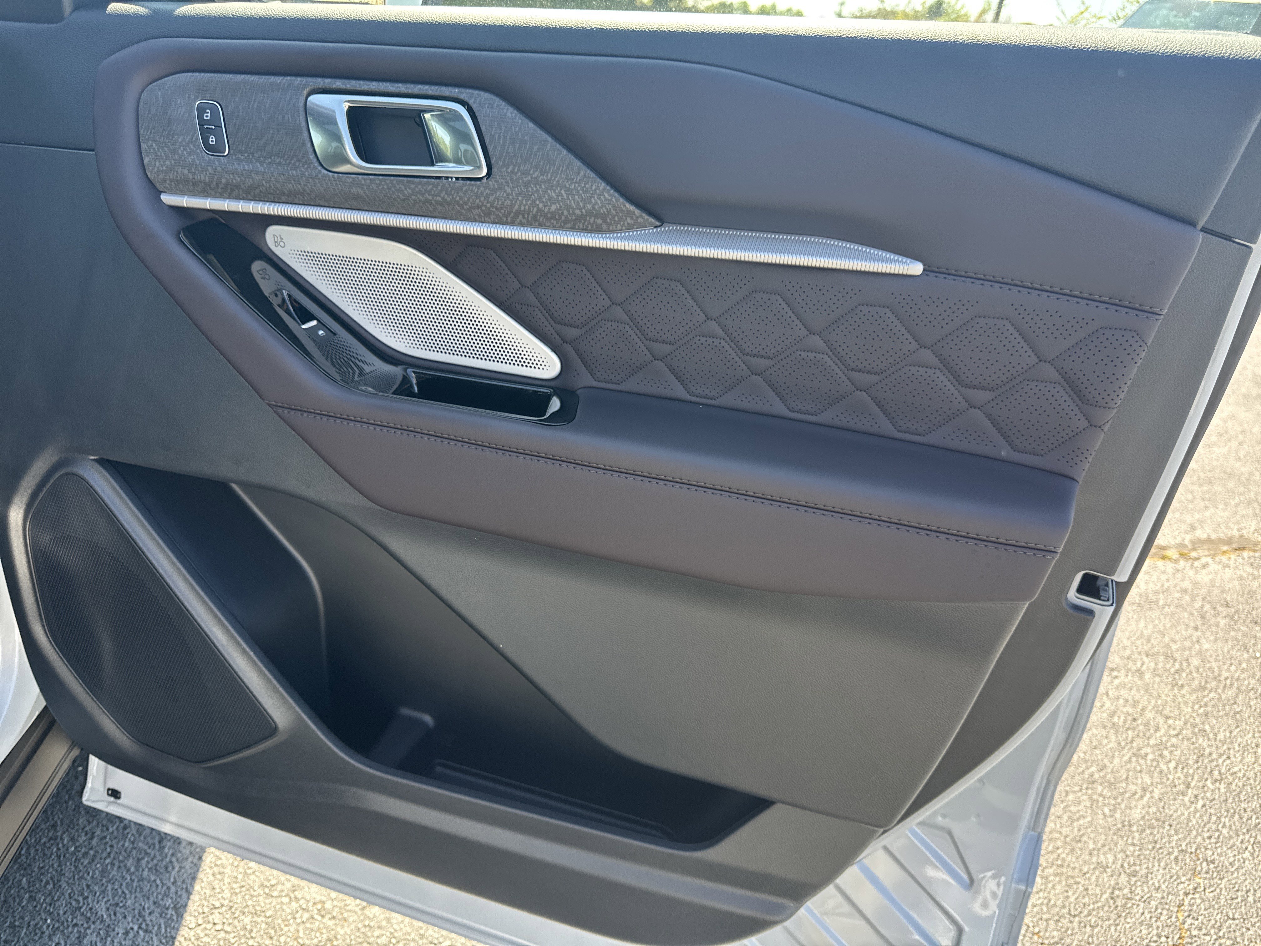 Used 2025 Ford Explorer Platinum w/ Ultimate Package image 18