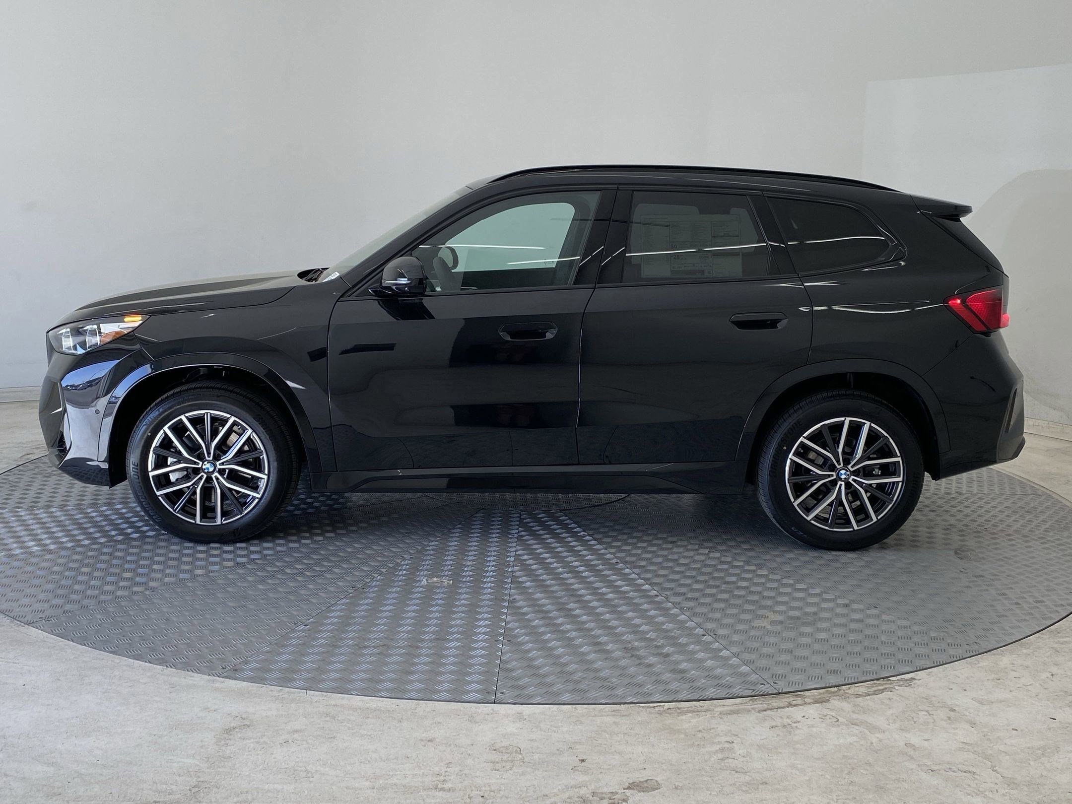 Used 2025 BMW X1 xDrive28i w/ Technology Package image 2
