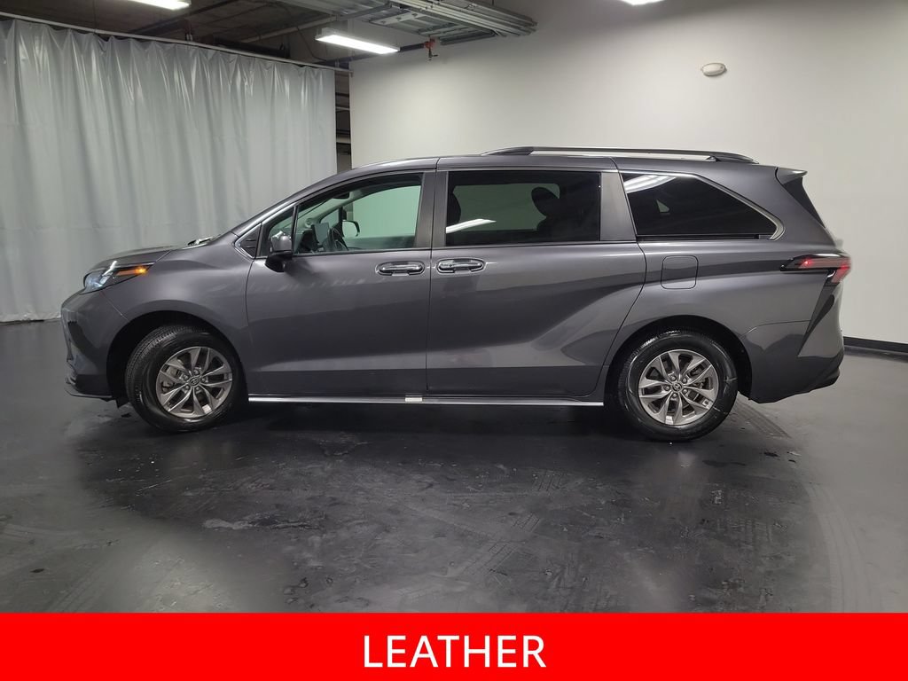 Used 2025 Toyota Sienna XLE w/ XLE Plus Package FWD image 5
