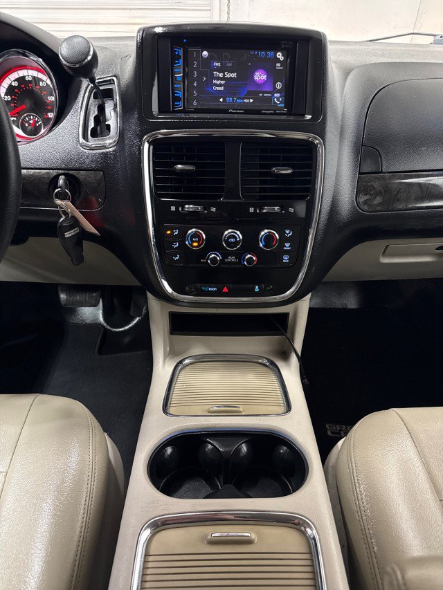 Used 2016 Dodge Grand Caravan SXT FWD image 22
