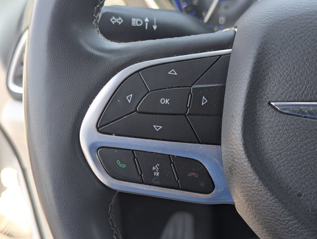 Used 2023 Chrysler Pacifica Touring-L FWD image 19