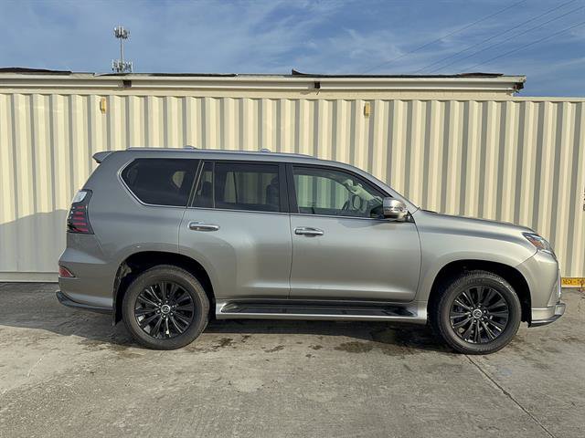 Certified 2023 Lexus GX 460 Luxury w/ Sport Design Package AWD/4WD image 2