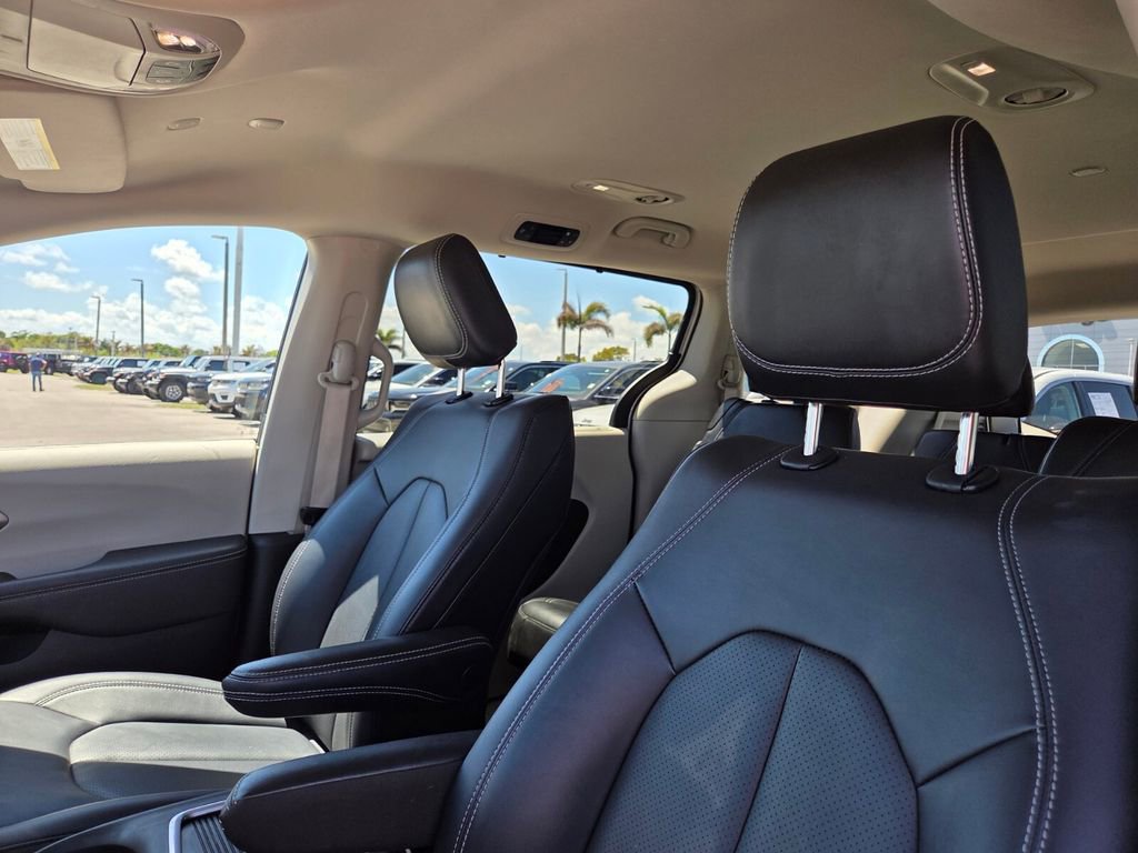 Used 2024 Chrysler Pacifica Touring-L image 23