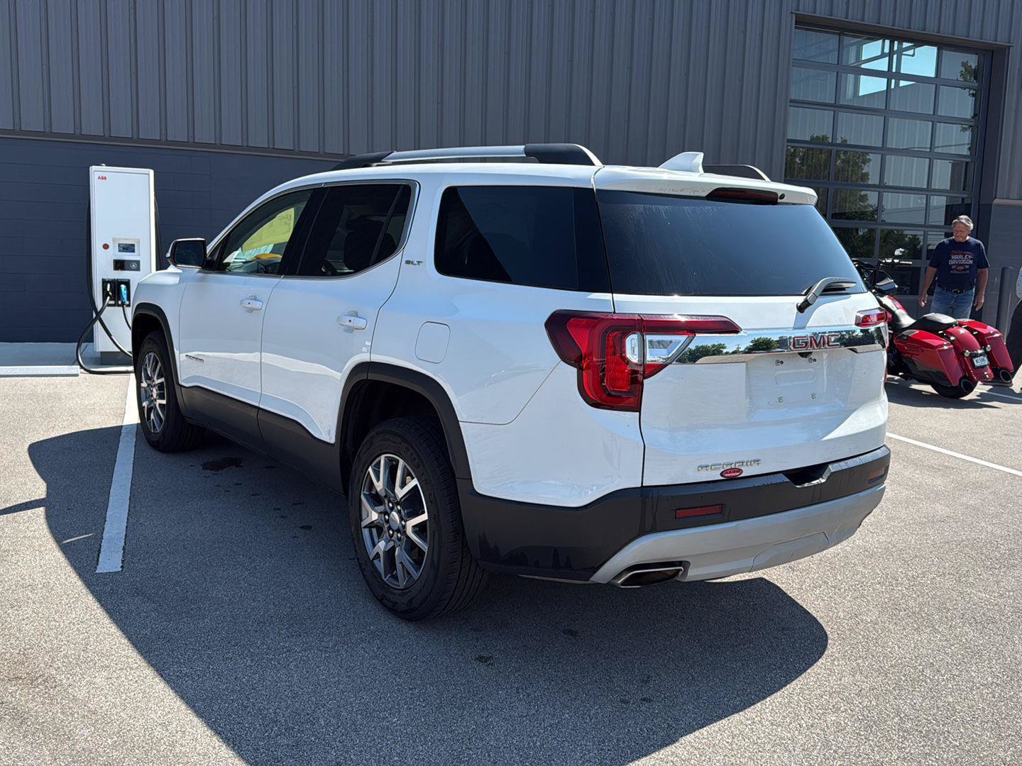 Used 2023 GMC Acadia SLT FWD image 5