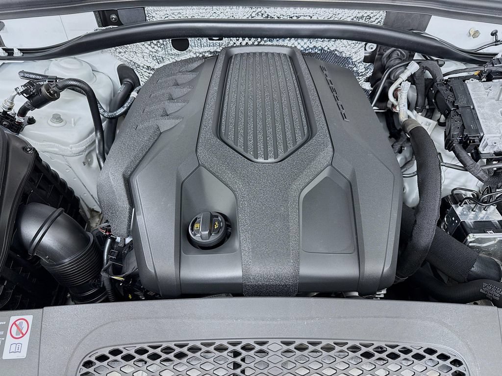 Used 2025 Porsche Macan AWD/4WD image 32