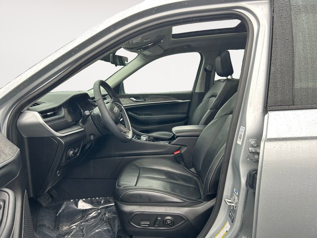 Used 2023 Jeep Grand Cherokee L Limited w/ Luxury Tech Group II image 15