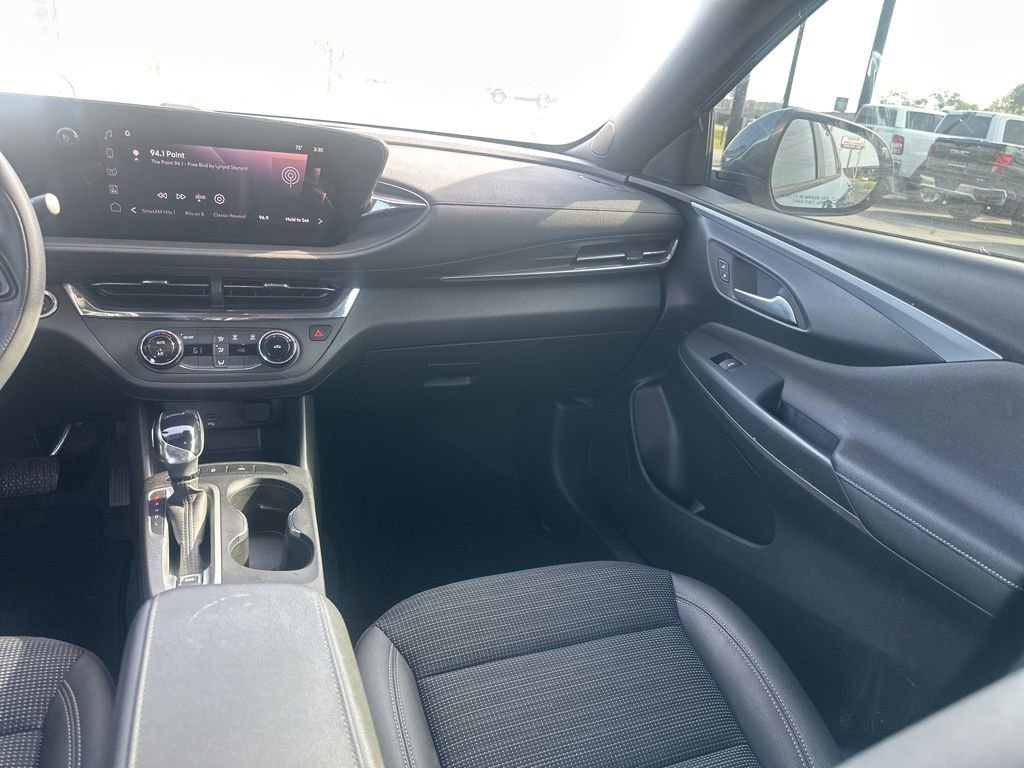 Used 2025 Buick Envista Preferred image 18