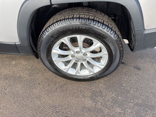 Used 2019 Jeep Cherokee Latitude w/ Cold Weather Group image 42