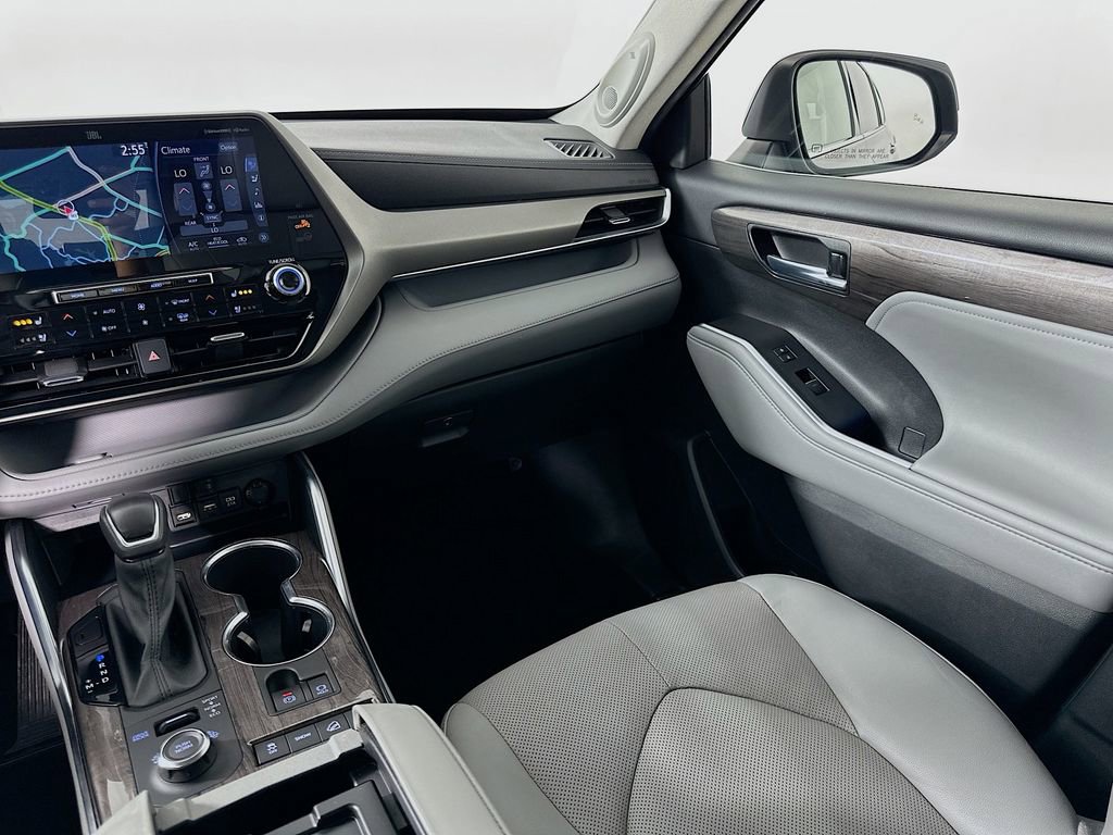 Used 2021 Toyota Highlander Limited image 24