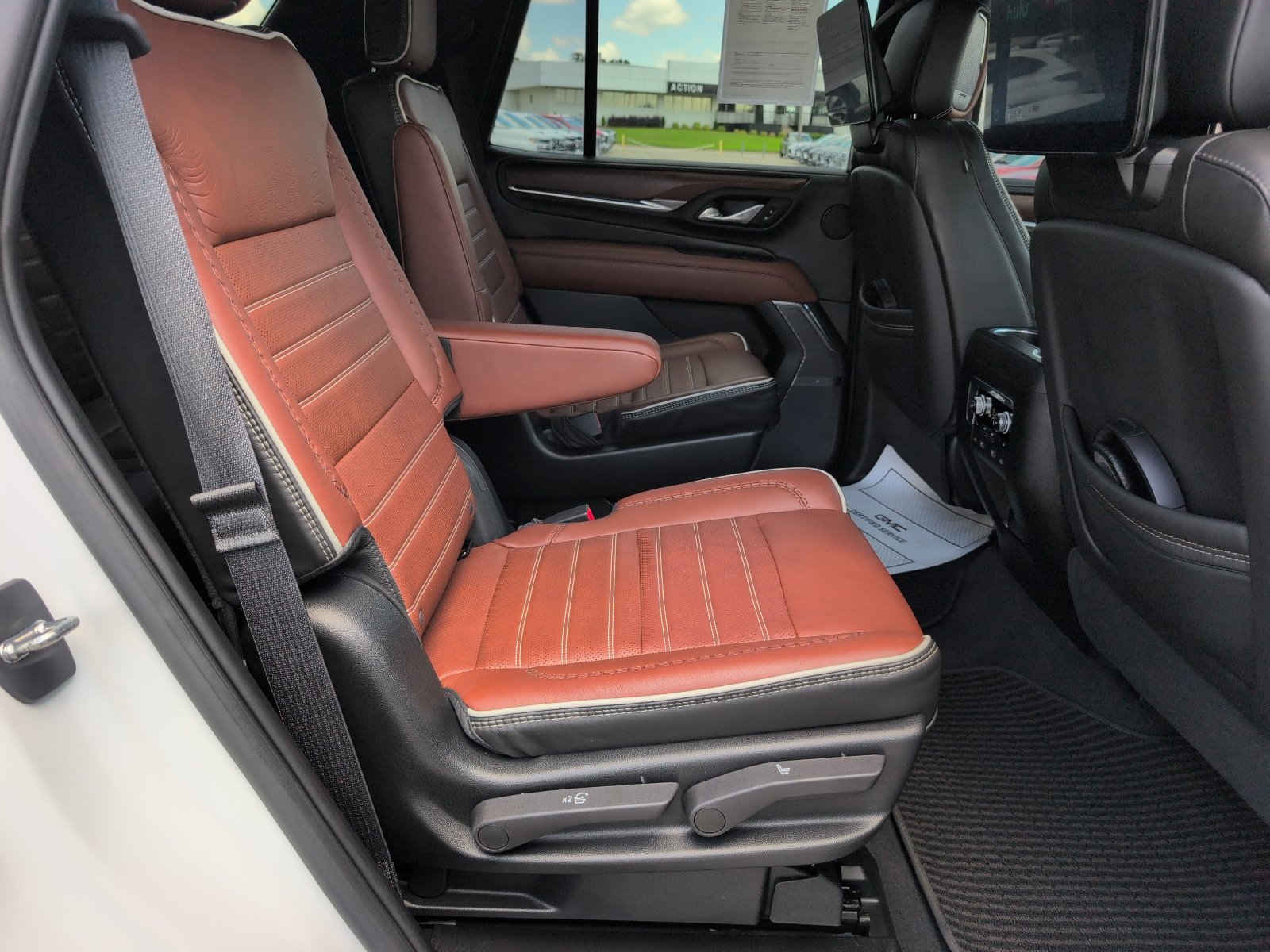 Used 2023 GMC Yukon Denali Ultimate AWD/4WD image 11