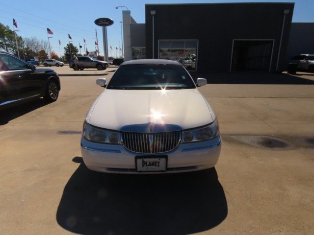 Used 2000 Lincoln Town Car Signature image 4