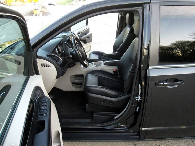 Used 2018 Dodge Grand Caravan SXT FWD image 17