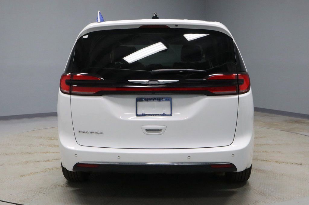 Used 2024 Chrysler Pacifica Touring-L image 9