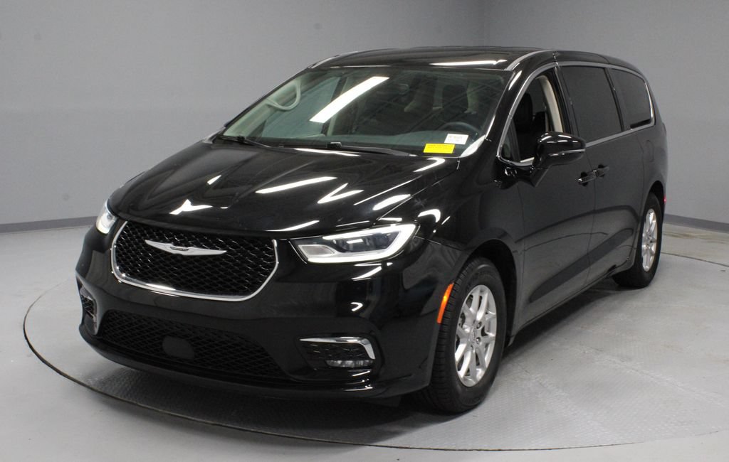 Used 2024 Chrysler Pacifica Touring-L FWD image 6