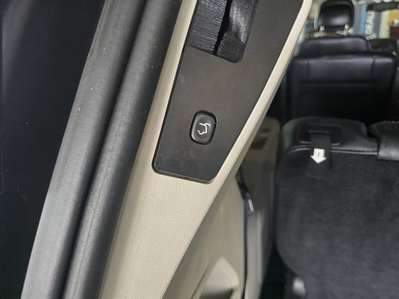 Used 2015 Chrysler Town & Country Touring w/ Driver Convenience Group FWD image 36