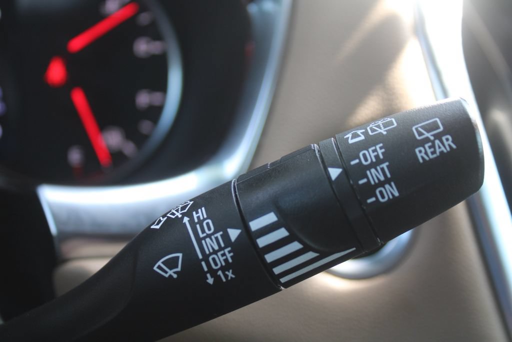 Used 2023 Chevrolet Traverse Premier FWD image 38
