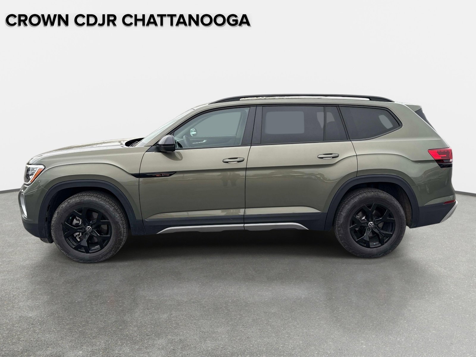 Used 2025 Volkswagen Atlas Peak Edition SE image 2